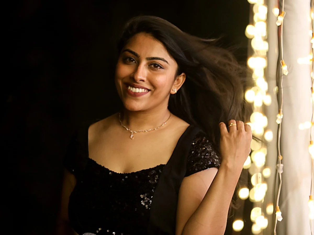 MC Raina Dsouza anchoring corporate summits and grand celebrations